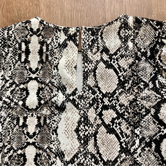 Express Women’s Snake Print Crew Neck Long Sleeve Blouse M - Picture 11 of 12